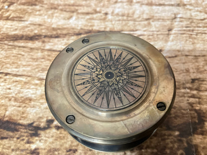 Map kompas met vergrootglas in lederen etui