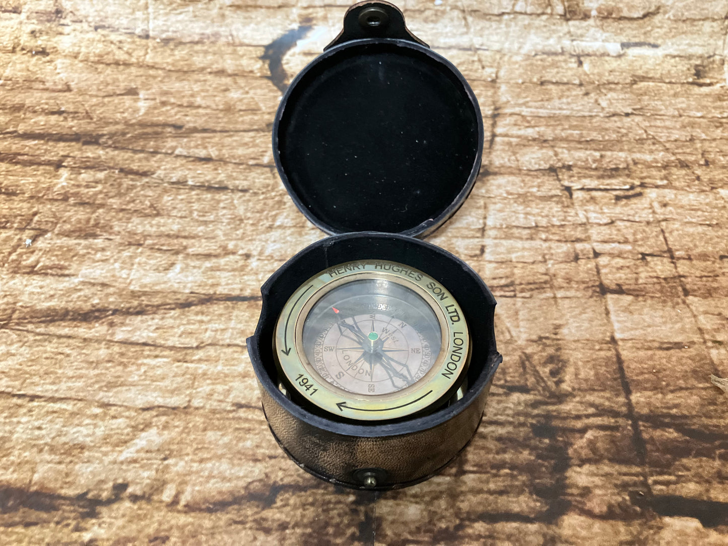 Map kompas met vergrootglas in lederen etui