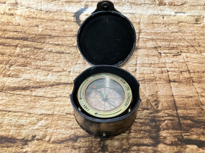 Map kompas met vergrootglas in lederen etui