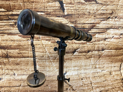 Vintage Messingteleskop auf Holzstativ