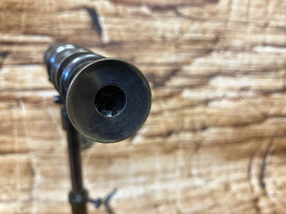 Vintage Messingteleskop auf Holzstativ