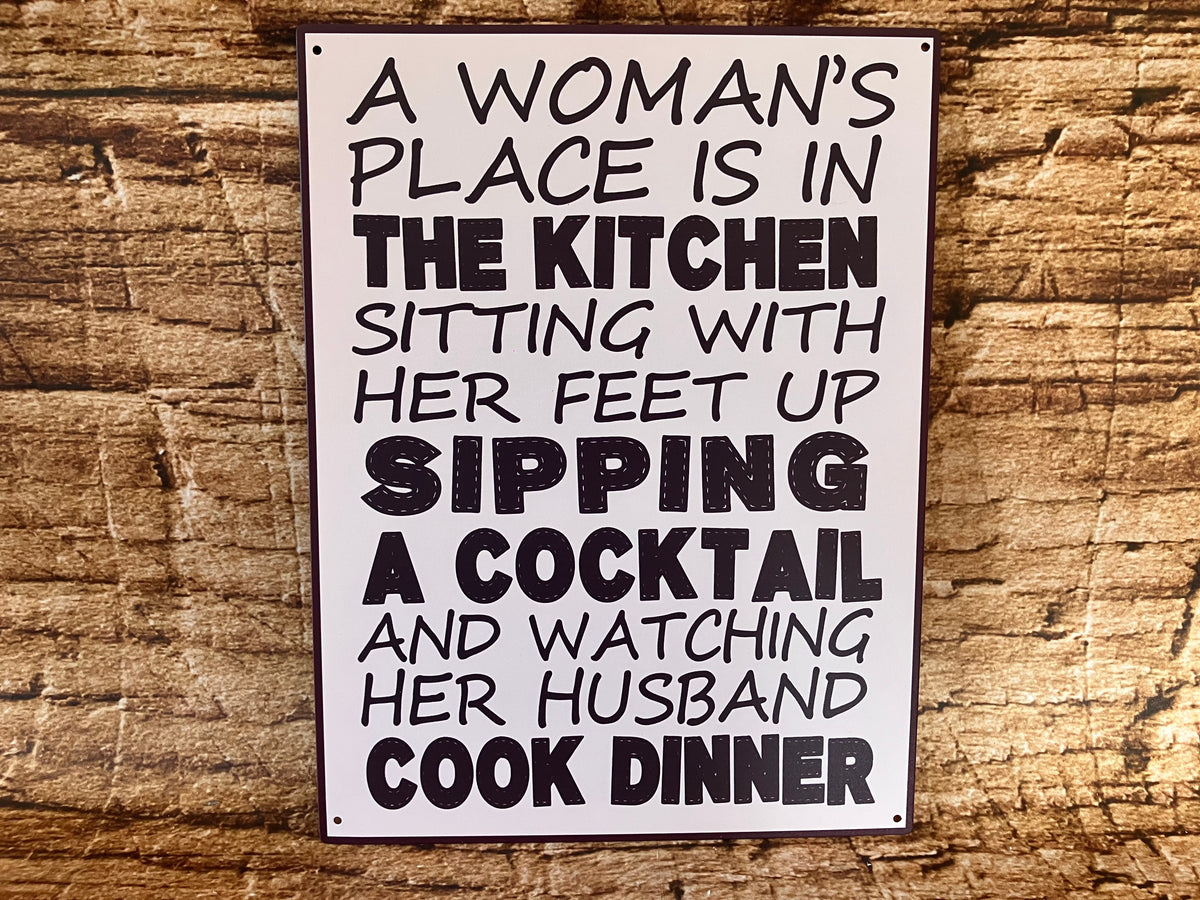 Metalen Wandbord "A woman's place is in the kitchen..."