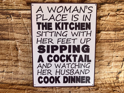 Metalen Wandbord "A woman's place is in the kitchen..."