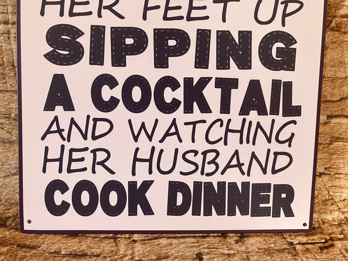 Metalen Wandbord "A woman's place is in the kitchen..."