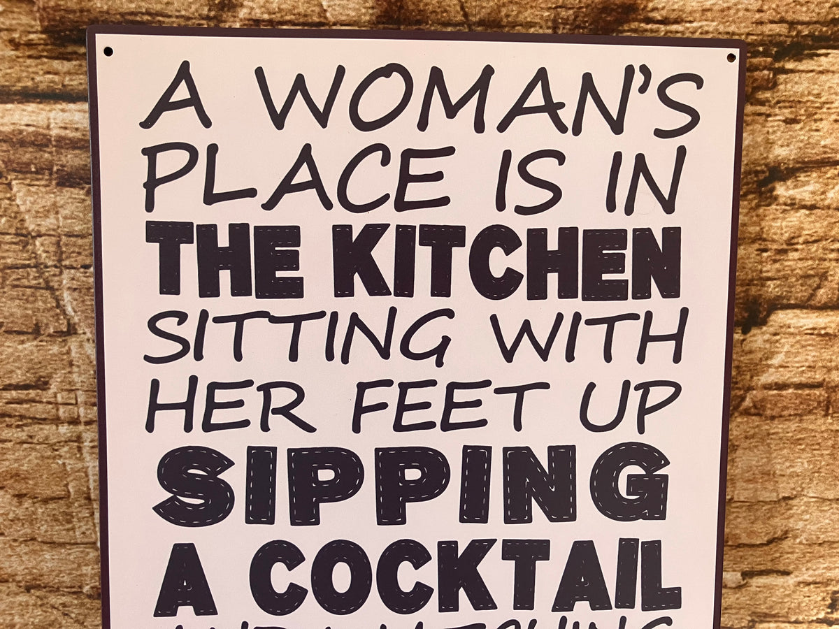 Metalen Wandbord "A woman's place is in the kitchen..."