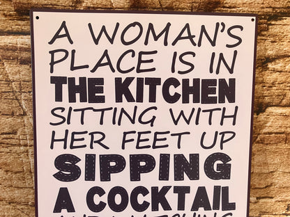 Metalen Wandbord "A woman's place is in the kitchen..."
