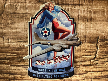 Metalen wandbord Pin-Up Keep ’em Flying B-17.