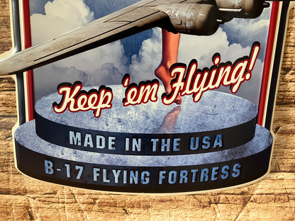 Metalen wandbord Pin-Up Keep ’em Flying B-17.