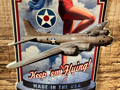 Metalen wandbord Pin-Up Keep ’em Flying B-17.