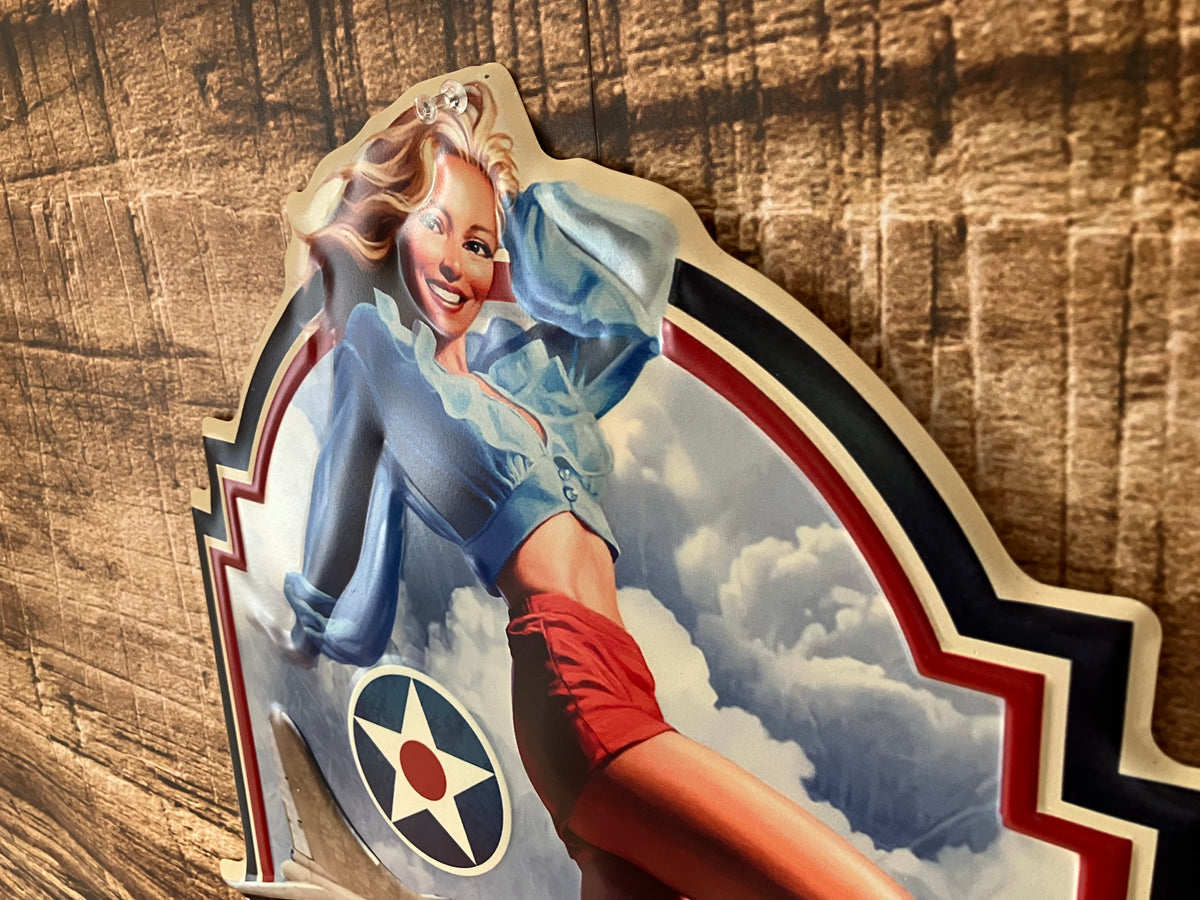 Metalen wandbord Pin-Up Keep ’em Flying B-17.
