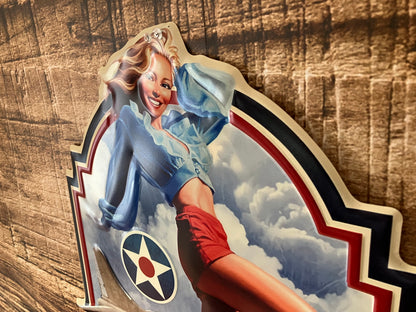 Metalen wandbord Pin-Up Keep ’em Flying B-17.