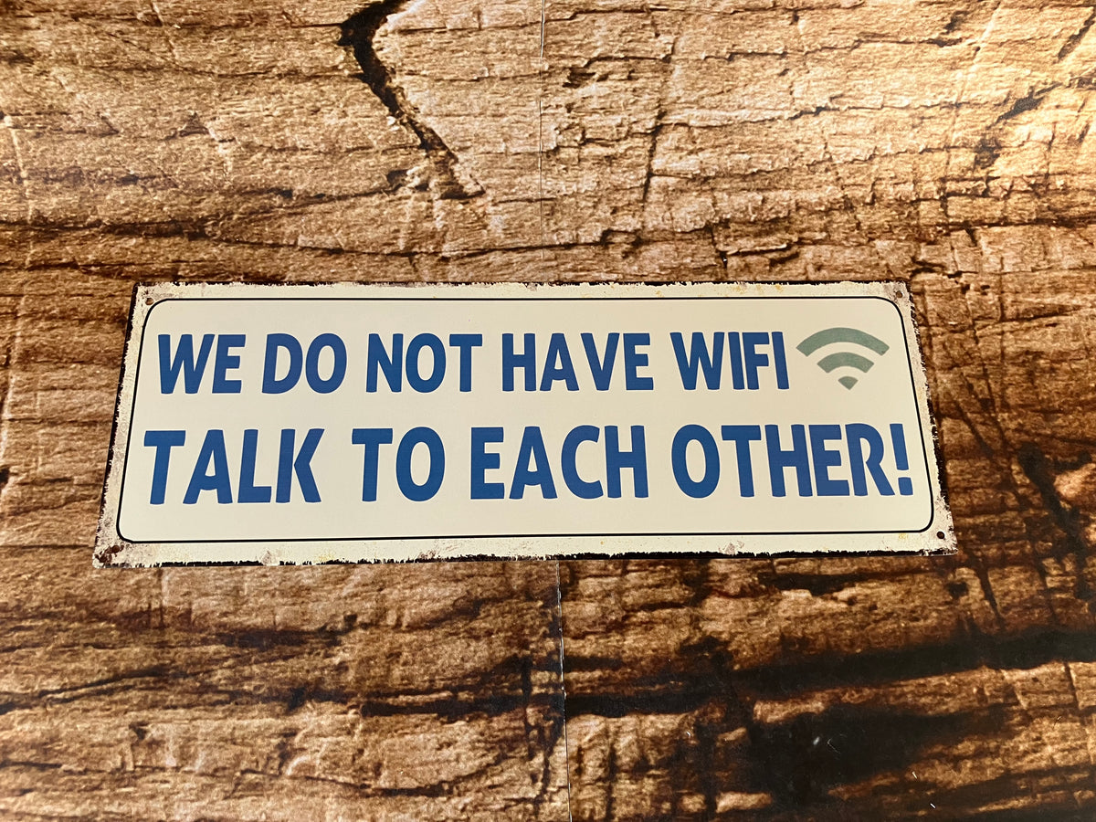 Metalen wandbordje "We do not have wifi - talk to each other!"