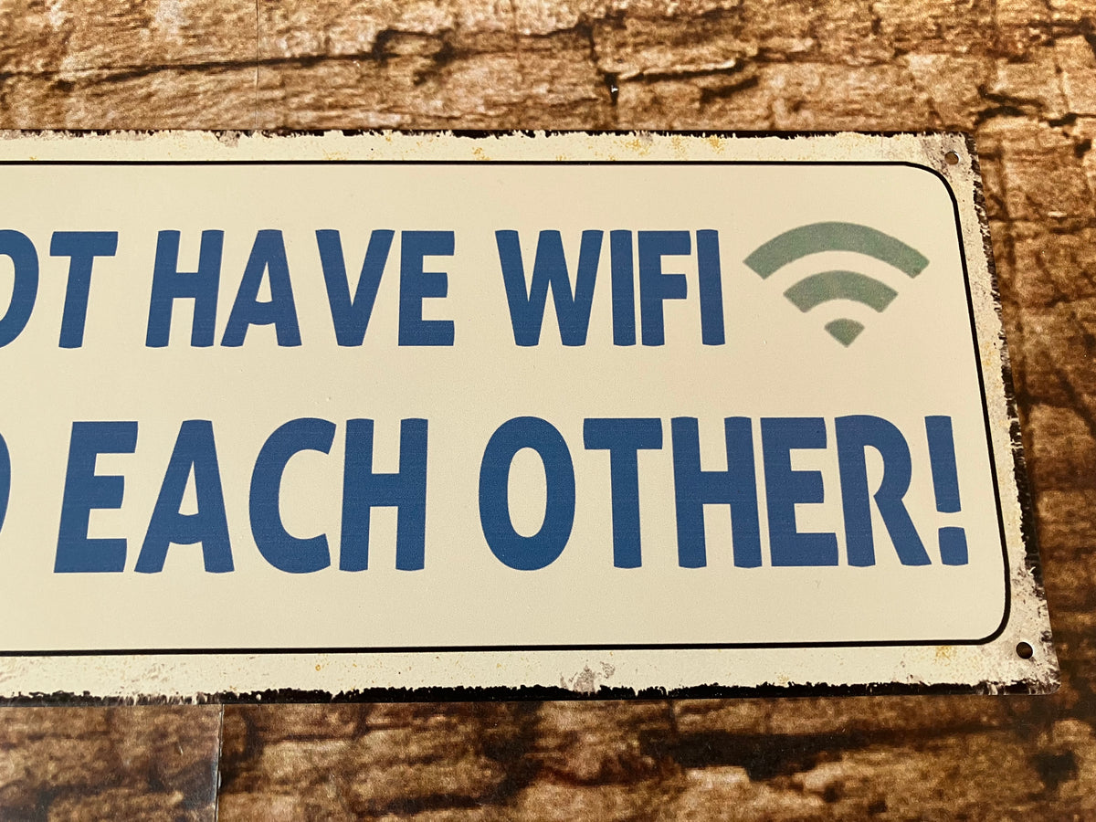 Metalen wandbordje "We do not have wifi - talk to each other!"