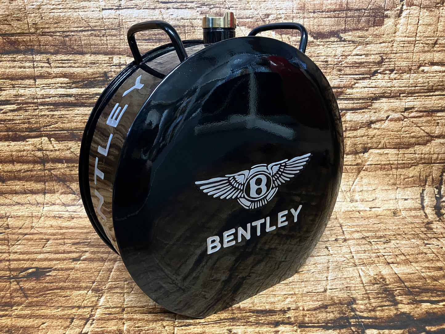 Hoogglas zwarte jerrycan met opdruk van het automerk bentley.