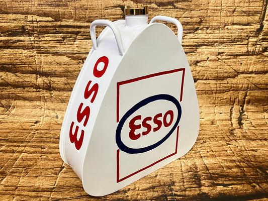 “Witte vintage Esso metalen container met rood‑blauw logo en messing dop, gebruikt als retro oldtimer en garage decoratie.”