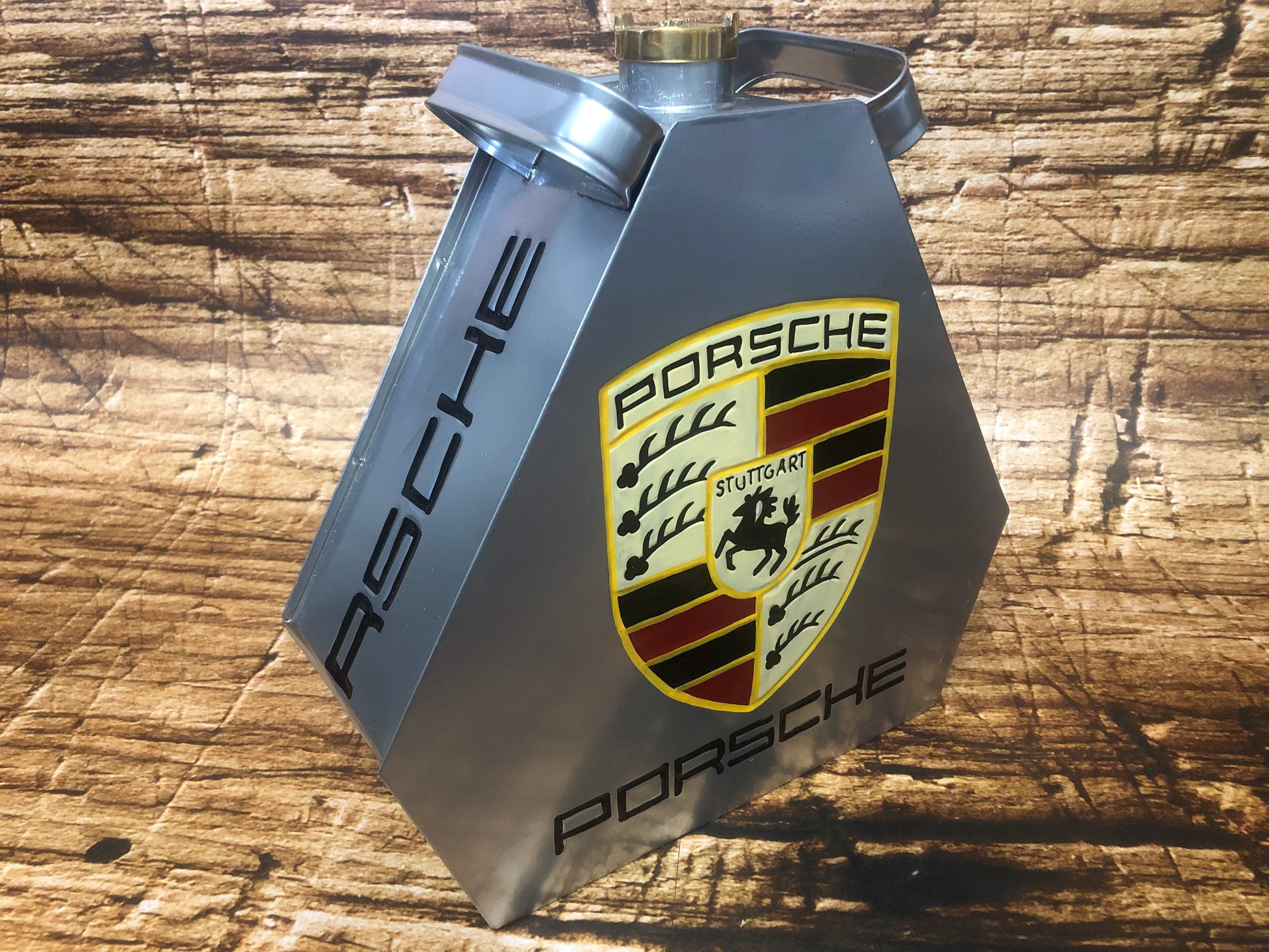 “Metalen Porsche container met klassiek Porsche‑embleem en hoekig design, gebruikt als luxe automotive decoratie.”