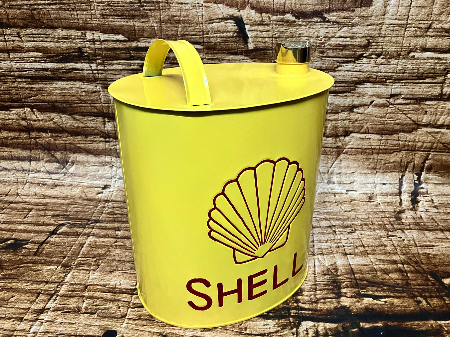 Gele metalen Shell jerrycan met rood Shell‑logo, vintage decoratie voor mancave of garage.