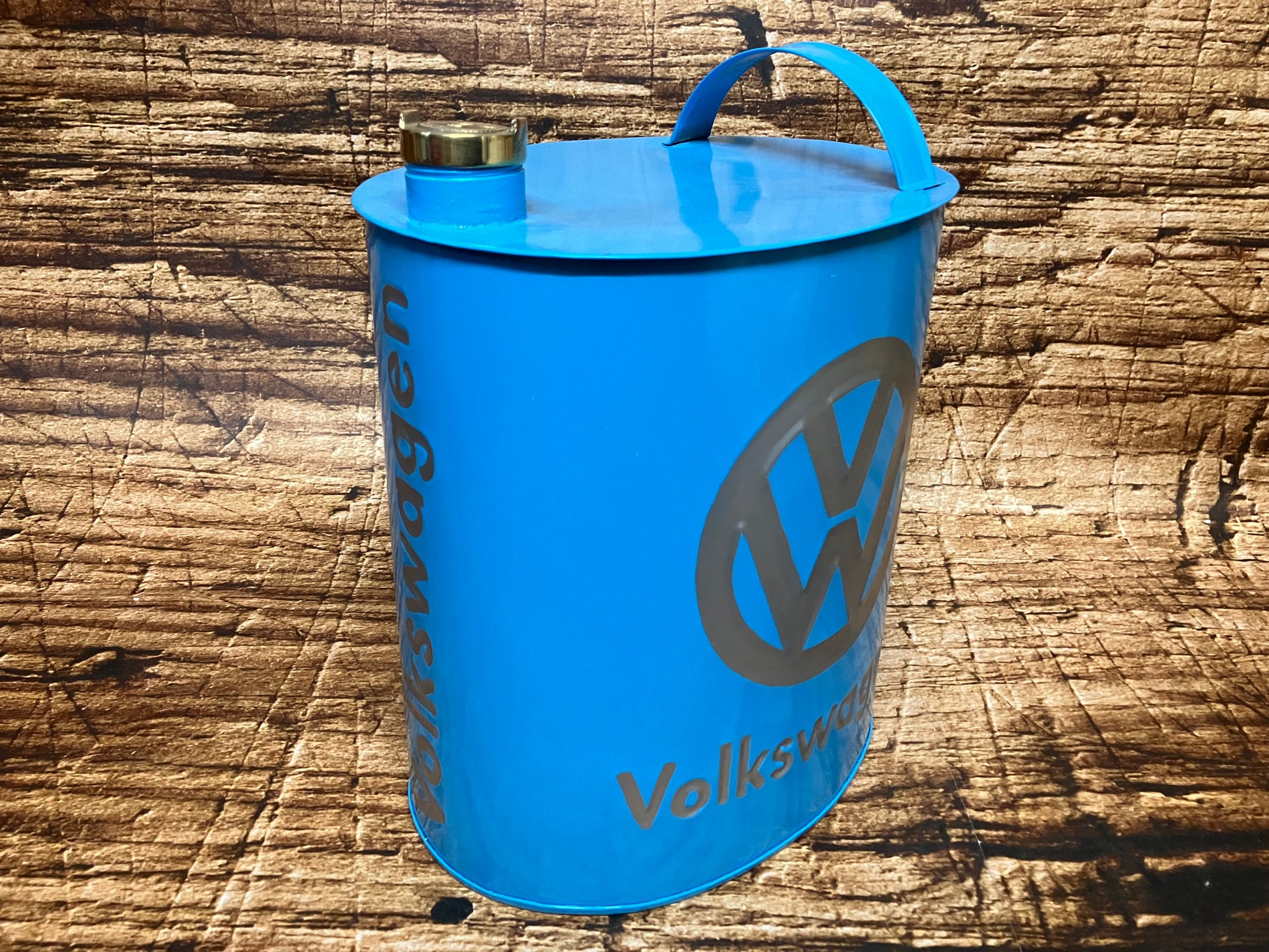 “blauwen metalen vintage jerrycan met grijs Volkswagen‑logo, voorzien van handgreep en schroefdop"