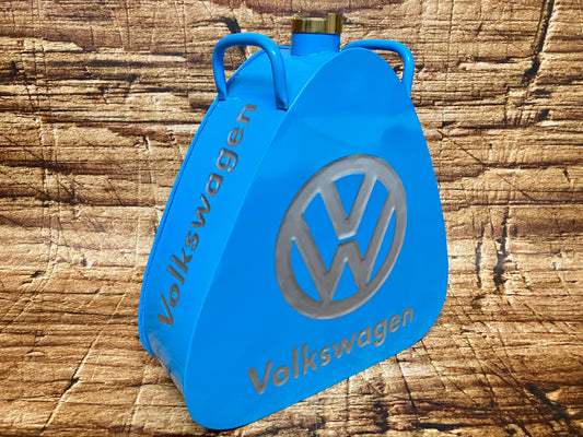 "blauwe vintage Volkswagen metalen brandstof- of oliekannister met grijs VW‑logo, driehoekige vorm, messing dop en dubbele handgrepen, gebruikt als oldtimer- en garage‑decoratie."