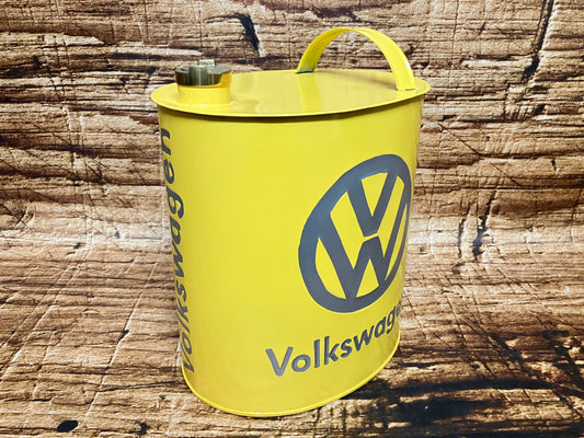 Gele metalen VW jerrycan met grijs VW‑logo, vintage decoratie voor mancave of garage.