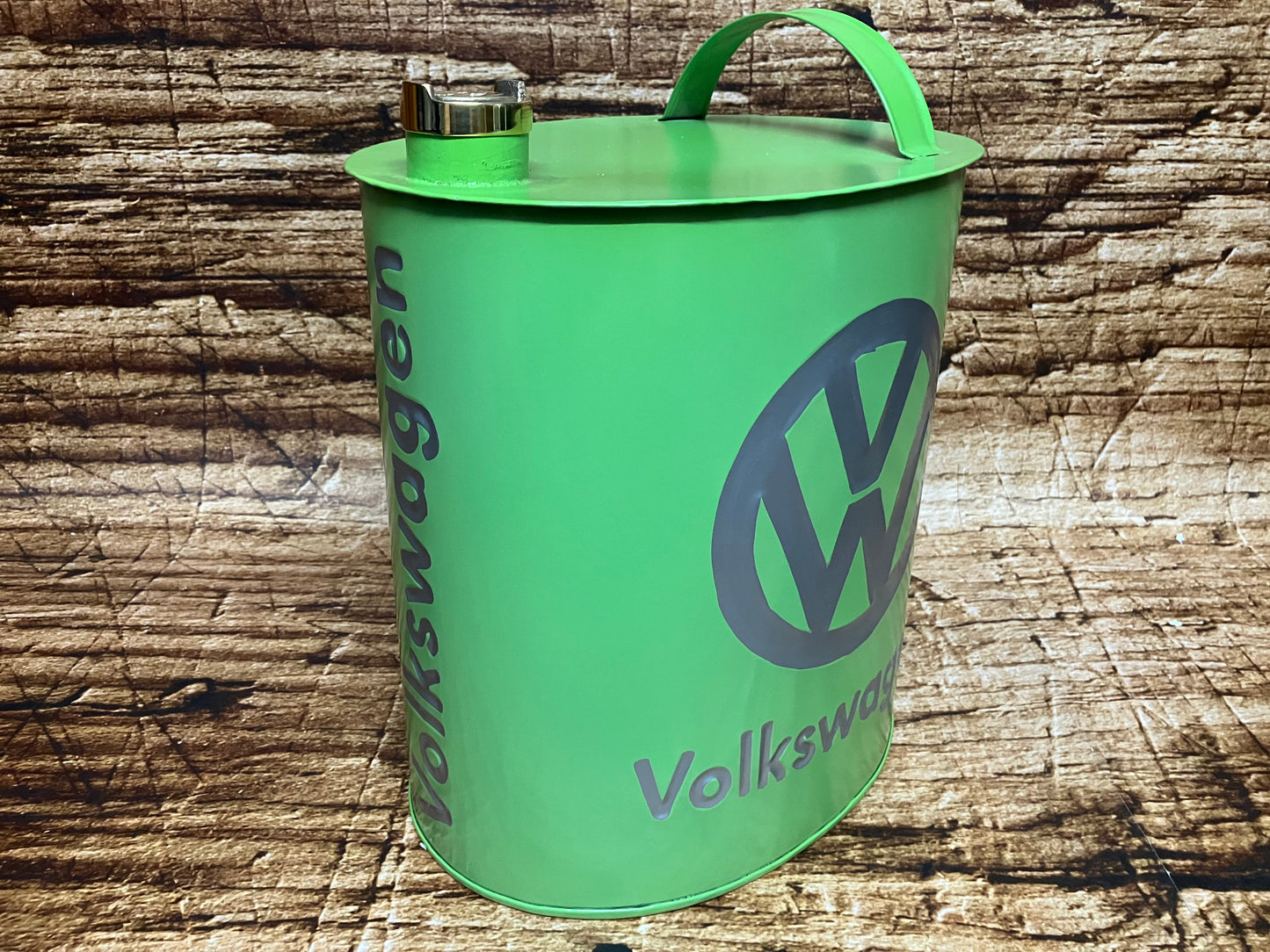 “groene metalen vintage jerrycan met grijs Volkswagen‑logo, voorzien van handgreep en schroefdop"