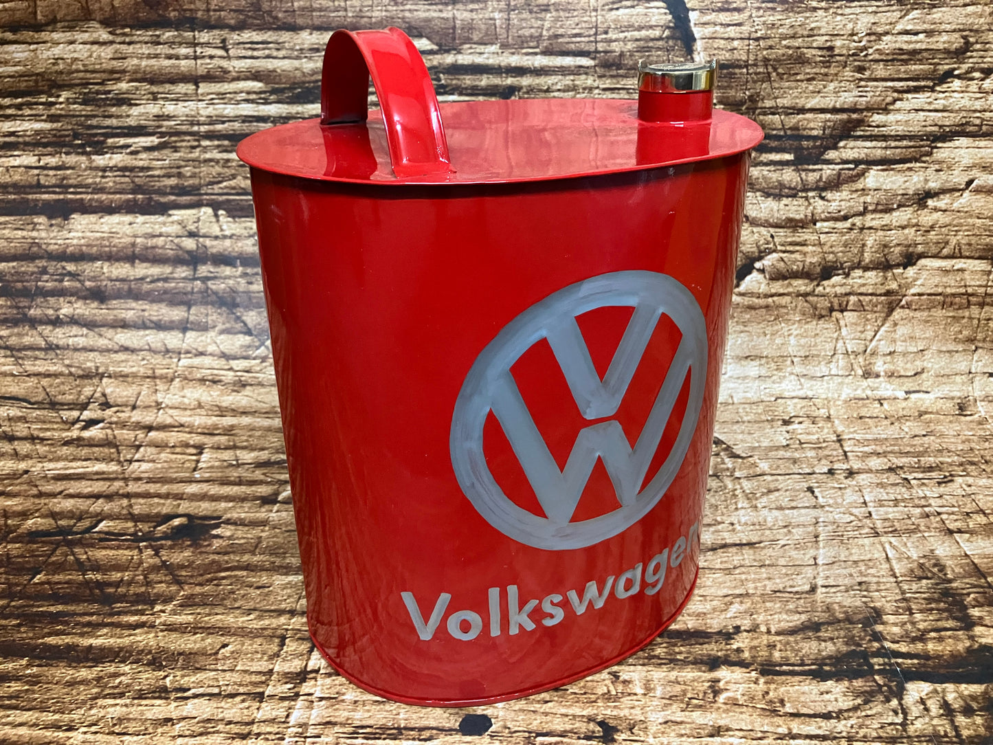 “Roden metalen vintage jerrycan met grijs Volkswagen‑logo, voorzien van handgreep en schroefdop"