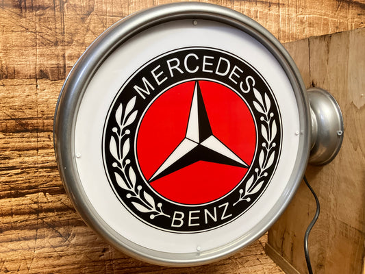 Lichtreclame met Mercedes-Benz opdruk.