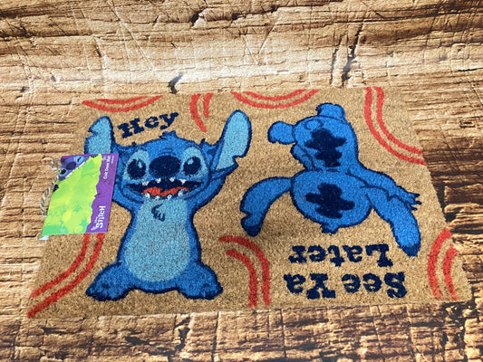 "Disney Stitch deurmat met vooraanzicht ‘Hey’ en achteraanzicht ‘See Ya Later’, gemaakt van kokosvezel en geschikt als vrolijke entree‑decoratie."