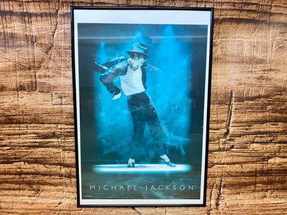 Framed Michael Jackson poster met de iconische lean‑pose in blauw licht