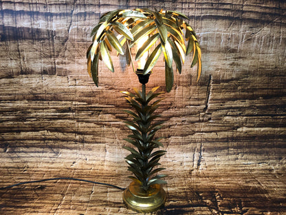 Gouden palmboom tafellamp met metalen bladeren en warme sfeerverlichting, perfect voor mancave, vintage interieur of luxe woonkamer.
