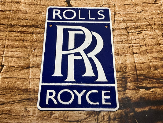 Gietijzeren Rolls‑Royce wandplaat in blauw met wit reliëf en het iconische RR‑logo.