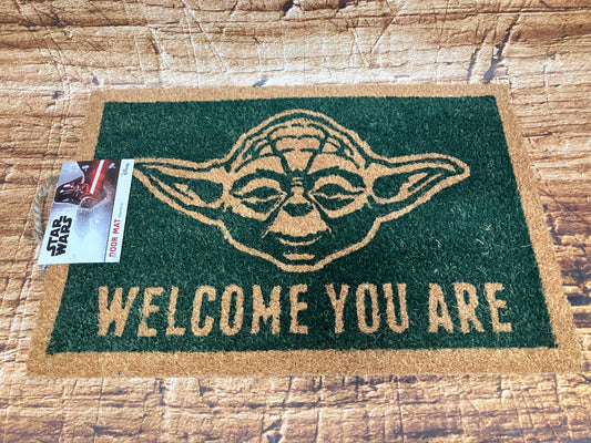 "Star Wars deurmat met Yoda‑afbeelding en de tekst ‘Welcome You Are’ op groene achtergrond, geschikt voor fans en entree‑decoratie."