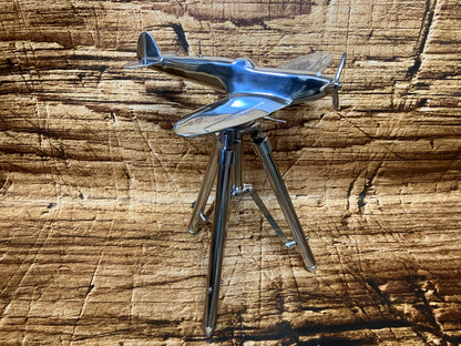 Metalen vliegtuigmodel op verstelbaar tripod‑statief, glanzend en industrieel, ideaal als luxe decoratie voor kantoor, mancave of vintage interieur.