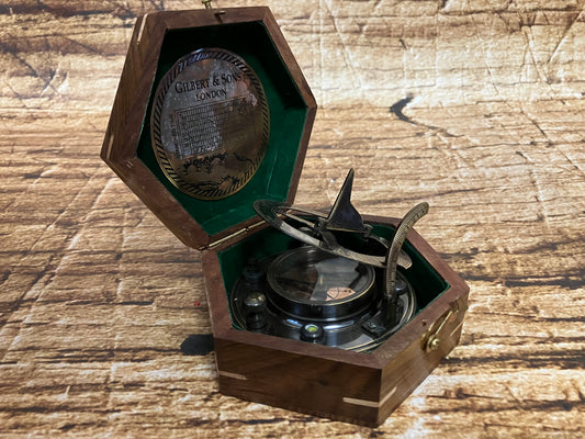 Sundial kompas Gilbert & Sons London gemaakt van messing in een houten meegeleverd kistje.