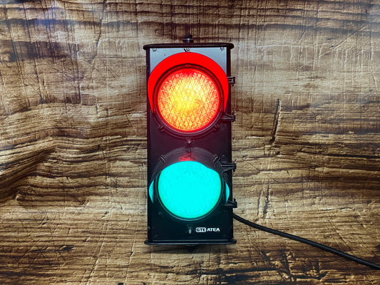 Decoratief verkeerslicht met rood en groen licht tegelijk brandend, industrieel stoplicht voor mancave of interieurdecoratie.