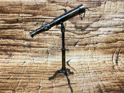 Vintage Messingteleskop auf Holzstativ