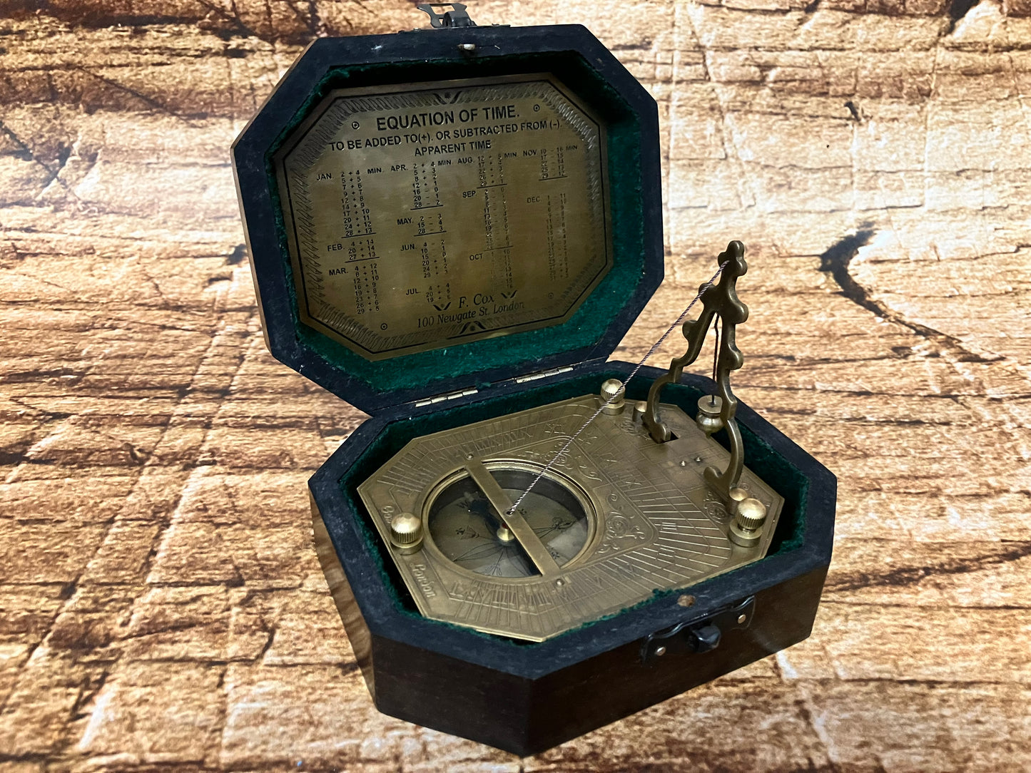 sundial en kompas F. Cox 100 Newgate St. London gemaakt van messing met houten meegeleverd kistje.
