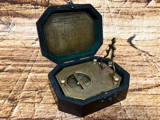 sundial en kompas F. Cox 100 Newgate St. London gemaakt van messing met houten meegeleverd kistje.